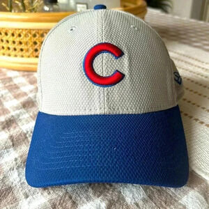 EUC NEW ERA CHICAGO CUBS MENS GREY 39THIRTY FLEX HAT
Size: Small/Medium